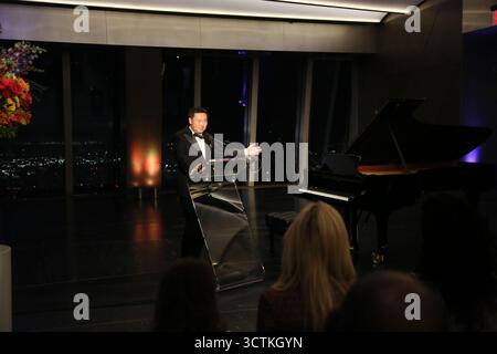 New York, États-Unis. 6 octobre 2025. Le Consul général de Chine à New York Chen Li prend la parole devant un concert intitulé Moonlit Melodies pour célébrer le Festival de la mi-automne au Peak Event Space of the Edge à New York, aux États-Unis, le 6 octobre 2025. Le Festival de la mi-automne en Chine, qui est célébré chaque année le 15ème jour du huitième mois dans le calendrier lunaire chinois, tombe sur Oct. 6 cette année. Crédit : Zhang Fengguo/Xinhua/Alamy Live News Banque D'Images