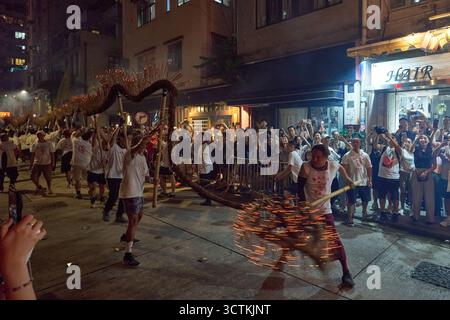 Tin Hau, Hong Kong - 7 octobre 2025 : Tai Hang Fire Dragon Dance, montrant la queue du dragon et le porte-perle à la fin du pack. Banque D'Images