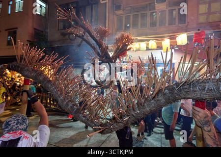Tin Hau, Hong Kong - 7 octobre 2025 : Tai Hang Fire Dragon Dance. Le corps du dragon est visible à l'avant tandis que la tête est visible derrière le corps. Banque D'Images