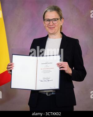 Berlin, Allemagne. 07 octobre 2025. Ann-Katrin Kaufhold se tient au Palais de Bellevue à l'occasion de sa nomination en tant que nouvelle juge et vice-présidente de la Cour constitutionnelle fédérale. La Cour constitutionnelle fédérale est composée de seize juges. Le mandat est de douze ans ; la réélection n'est pas possible. Crédit : Bernd von Jutrczenka/dpa/Alamy Live News Banque D'Images