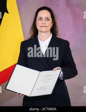 Berlin, Allemagne. 07 octobre 2025. Sigrid Emmenegger se tient au Palais de Bellevue à l’occasion de sa nomination en tant que nouvelle juge à la Cour constitutionnelle fédérale. La Cour constitutionnelle fédérale est composée de seize juges. Le mandat est de douze ans et la réélection n'est pas possible. Crédit : Bernd von Jutrczenka/dpa/Alamy Live News Banque D'Images