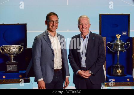 Melbourne, Australie. 07 octobre 2025. Le ministre de l'environnement de Victoria, Steve Dimopoulos (à gauche) et le directeur du tournoi Open d'Australie et PDG de Tennis Australia Craig Tiley prennent des photos médiatiques avec les trophées AO lors de l'événement de lancement Open d'Australie 2026. Crédit : SOPA images Limited/Alamy Live News Banque D'Images