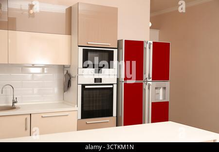Réfrigérateur rouge et meubles dans la cuisine spacieuse Banque D'Images