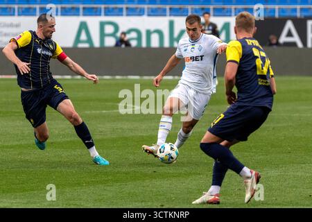 Non exclusif : le défenseur Kostiantyn Vivcharenko (C) du FC Dynamo Kyiv est en action avec le milieu de terrain Ivan Kaliuzhnyi (G) et la défenseuse Illia Krupskiy (d) Banque D'Images