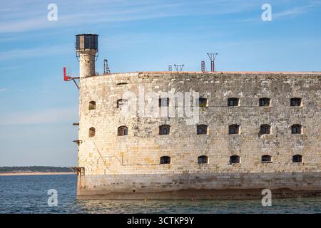 Gros plan de la façade monumentale du Fort Boyard, révélant sa construction en calcaire avec des rangées de fenêtres et une tour de guet caractéristiques. Banque D'Images