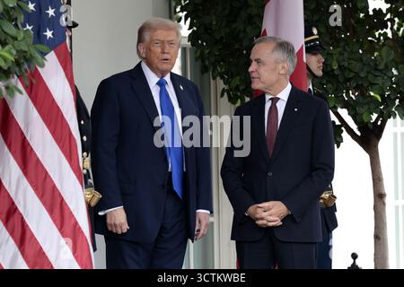 Le président AMÉRICAIN Donald Trump (à gauche) accueille le premier ministre canadien Mark Carney (à droite) à la Maison Blanche à Washington, DC, États-Unis. 07 octobre 2025. Les deux devraient discuter des tarifs douaniers de l'administration Trump sur l'acier, le bois d'œuvre et les automobiles canadiens, ainsi que sur d'autres marchandises. Crédit : Sipa USA/Alamy Live News Banque D'Images