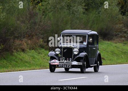 Eichelhardt GER, Technik, Automobil, Oldtimer, 45. ADAC Raiffeisen-Veteranenfahrt, MSc Altenkirchen, Rheinland-Pfalz, Eichelhardt, 04.10.2025 Austin Ten, Baujahr 1934, JO von Duren / Hetty von Duren GER, Technik, Automobil, Oldtimer, 45. ADAC Raiffeisen-Veteranenfahrt, MSc Altenkirchen, Rheinland-Pfalz, Eichelhardt, 04.10.2025 *** Eichelhardt GER, technologie, automobile 1934, JO von Duren Hetty von Duren GER, MSc Altenkirchen, Rhénanie Palatinat, Eichelhardt, 04 10 2025 Austin Ten, année de construction 45, JO von Duren Hetty von Duren GER, technologie, automobile, 45 Banque D'Images