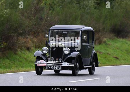 Eichelhardt GER, Technik, Automobil, Oldtimer, 45. ADAC Raiffeisen-Veteranenfahrt, MSc Altenkirchen, Rheinland-Pfalz, Eichelhardt, 04.10.2025 Austin Ten, Baujahr 1934, JO von Duren / Hetty von Duren GER, Technik, Automobil, Oldtimer, 45. ADAC Raiffeisen-Veteranenfahrt, MSc Altenkirchen, Rheinland-Pfalz, Eichelhardt, 04.10.2025 *** Eichelhardt GER, technologie, automobile 1934, JO von Duren Hetty von Duren GER, MSc Altenkirchen, Rhénanie Palatinat, Eichelhardt, 04 10 2025 Austin Ten, année de construction 45, JO von Duren Hetty von Duren GER, technologie, automobile, 45 Banque D'Images