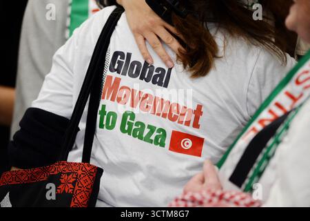 Orly, France. 07 octobre 2025. Ambiance à l’arrivée des militants qui naviguaient à bord de navires de la flottille humanitaire à destination de Gaza avant d’être arrêtés et détenus par les forces israéliennes, éclair le signe de paix alors qu’ils sont accueillis par une foule de partisans dans la zone des arrivées de l’aéroport d’Orly, en périphérie de Paris, en France, le 7 octobre 2025. Photo de Karim ait Adjedjou/ABACAPRESS.COM crédit : Abaca Press/Alamy Live News Banque D'Images