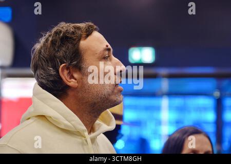 Orly, France. 07 octobre 2025. Thomas portes, député du NFP LFI à l’arrivée d’activistes qui naviguaient à bord de navires de la flottille humanitaire à destination de Gaza avant d’être arrêtés et détenus par les forces israéliennes, éclairent le signe de paix alors qu’ils sont accueillis par une foule de partisans dans la zone des arrivées de l’aéroport d’Orly, dans la banlieue de Paris, en France, le 7 octobre 2025. Photo de Karim ait Adjedjou/ABACAPRESS.COM crédit : Abaca Press/Alamy Live News Banque D'Images