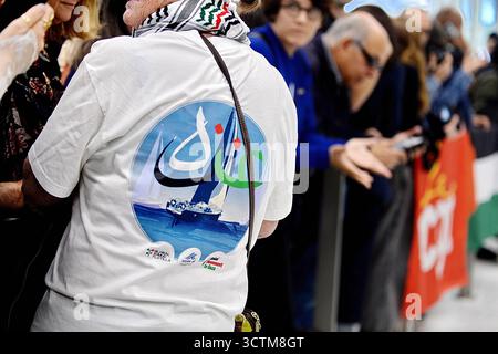 Orly, France. 07 octobre 2025. Ambiance à l’arrivée des militants qui naviguaient à bord de navires de la flottille humanitaire à destination de Gaza avant d’être arrêtés et détenus par les forces israéliennes, éclair le signe de paix alors qu’ils sont accueillis par une foule de partisans dans la zone des arrivées de l’aéroport d’Orly, en périphérie de Paris, en France, le 7 octobre 2025. Photo de Karim ait Adjedjou/ABACAPRESS.COM crédit : Abaca Press/Alamy Live News Banque D'Images