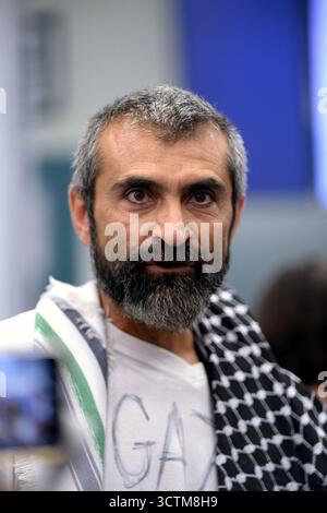 Orly, France. 07 octobre 2025. Mustapha Cakici, porte-parole de la flottille mondiale Sumud France (GSF) et des militants qui naviguaient à bord de navires de la flottille humanitaire à destination de Gaza avant d’être arrêtés et détenus par les forces israéliennes, éclairent le signe de paix alors qu’ils sont accueillis par une foule de partisans dans la zone des arrivées de l’aéroport d’Orly, dans la banlieue de Paris, en France, le 7 octobre 2025. Photo de Karim ait Adjedjou/ABACAPRESS.COM crédit : Abaca Press/Alamy Live News Banque D'Images