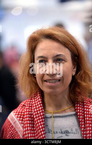 Orly, France. 07 octobre 2025. Lyna Altabal, professeure de droit international, membre du GSF et activistes qui naviguaient à bord de navires de la flottille humanitaire à destination de Gaza avant d’être arrêtés et détenus par les forces israéliennes, éclairent le signe de paix alors qu’ils sont accueillis par une foule de partisans dans la zone des arrivées de l’aéroport d’Orly, dans la banlieue de Paris, en France, le 7 octobre 2025. Photo de Karim ait Adjedjou/ABACAPRESS.COM crédit : Abaca Press/Alamy Live News Banque D'Images