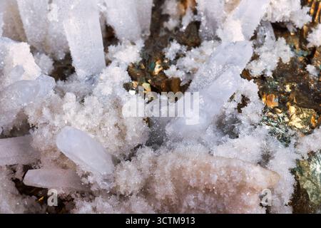 spécimen minéral, cristal de roche quartz et alena avec cristaux de pyrite jaune doré irisé, texture abstraite Banque D'Images