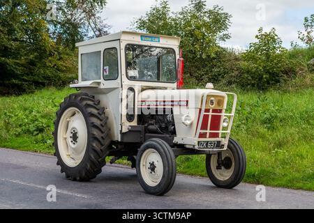 Agriculture : David Brown 990 tracteur voyageant à West Cork, Irlande. Banque D'Images