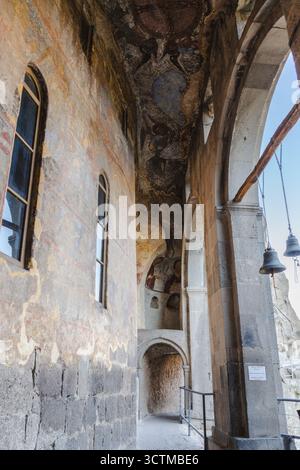 Vue sur les arches de pierre anciennes et les murs altérés, filtrage de la lumière à travers les fenêtres cintrées dans un cadre historique, Vardzia, Imereti, Géorgie. Banque D'Images