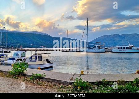 Paysage pittoresque avec des yachts et des bateaux dans la marina de Sami sur l'île de Céphalonie au coucher du soleil Banque D'Images