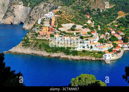 Vue rapprochée du village côtier pittoresque d'Assos sur la péninsule d'Erissos, Céphalonie, Grèce Banque D'Images