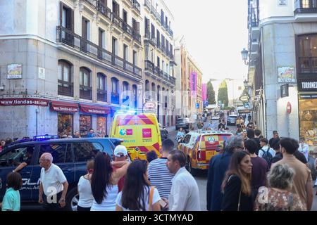 Madrid, Espagne, 7 octobre 2025 : une ambulance quitte la zone lors de l'effondrement partiel d'un bâtiment dans le quartier de l'Opéra, le 7 octobre 2025, à Madrid, Espagne. Crédit : Alberto Brevers / Alamy Live News Banque D'Images
