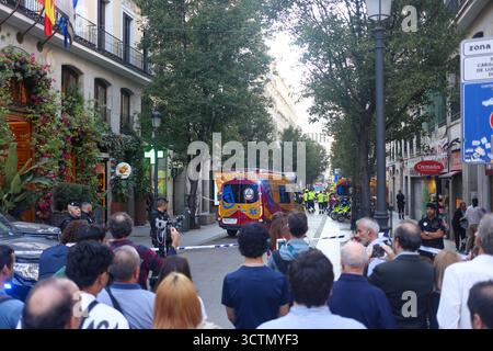 Madrid, Espagne, le 7 octobre 2025 : une ambulance pénètre dans la zone lors de l'effondrement partiel d'un bâtiment dans le quartier de l'Opéra, le 7 octobre 2025, à Madrid, Espagne. Crédit : Alberto Brevers / Alamy Live News Banque D'Images