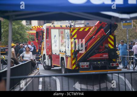 Madrid, Espagne, le 7 octobre 2025 : un camion de pompiers se trouve dans la région lors de l'effondrement partiel d'un bâtiment dans le quartier de l'Opéra, le 7 octobre 2025, à Madrid, en Espagne. Crédit : Alberto Brevers / Alamy Live News Banque D'Images