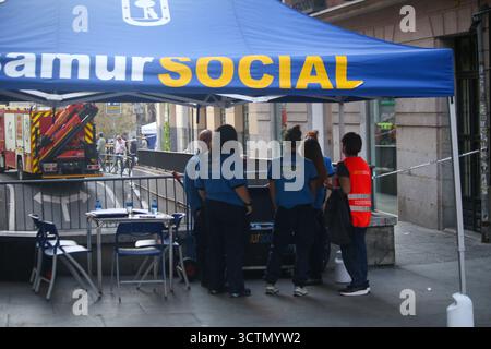 Madrid, Espagne, 7 octobre 2025 : plusieurs membres du personnel de SAMUR lors de l'effondrement partiel d'un bâtiment dans le quartier de l'Opéra, le 7 octobre 2025, à Madrid, Espagne. Crédit : Alberto Brevers / Alamy Live News Banque D'Images
