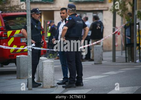 Madrid, Espagne, 7 octobre 2025 : deux policiers locaux parlent à une personne lors de l'effondrement partiel d'un bâtiment dans le quartier de l'Opéra, le 7 octobre 2025, à Madrid, Espagne. Crédit : Alberto Brevers / Alamy Live News Banque D'Images