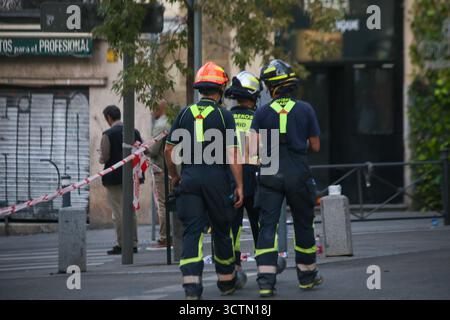 Madrid, Espagne, 7 octobre 2025 : plusieurs pompiers se rendent sur les lieux lors de l'effondrement partiel d'un bâtiment dans le quartier de l'Opéra, le 7 octobre 2025, à Madrid, Espagne. Crédit : Alberto Brevers / Alamy Live News Banque D'Images