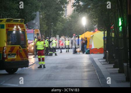 Madrid, Espagne, 7 octobre 2025 : plusieurs membres du personnel de SAMUR à côté des tentes installées sur la rue parallèle lors de l'effondrement partiel d'un bâtiment dans le quartier de l'Opéra, le 7 octobre 2025, à Madrid, Espagne. Crédit : Alberto Brevers / Alamy Live News Banque D'Images