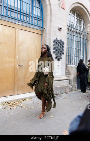 Paris, France. 6 octobre 2025. Une invitée à l'extérieur du salon Zimmerman Womenswear printemps/été 2026 dans le cadre de la Fashion week de Paris le 6 octobre 2025 à Paris, France. Crédit : Jordan Chapman pour Jordan Taylor C Photography/Alamy Live News Banque D'Images