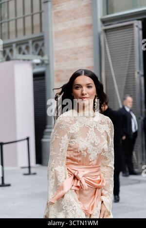 Paris, France. 6 octobre 2025. Une invitée quittant le salon Zimmerman Womenswear printemps/été 2026 dans le cadre de la Fashion week de Paris le 6 octobre 2025 à Paris, France. Crédit : Jordan Chapman pour Jordan Taylor C Photography/Alamy Live News Banque D'Images