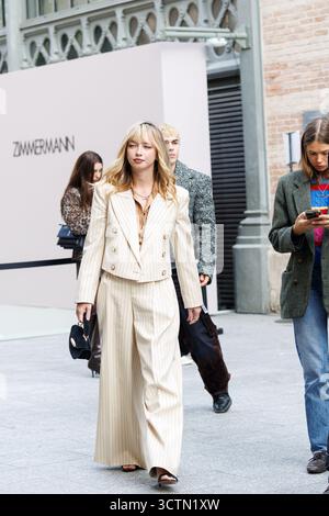 Paris, France. 6 octobre 2025. Une invitée quittant le salon Zimmerman Womenswear printemps/été 2026 dans le cadre de la Fashion week de Paris le 6 octobre 2025 à Paris, France. Crédit : Jordan Chapman pour Jordan Taylor C Photography/Alamy Live News Banque D'Images