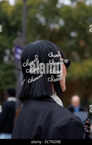 Paris, France. 6 octobre 2025. Une invitée à l'extérieur du salon Chanel Womenswear printemps/été 2026 dans le cadre de la Fashion week de Paris le 6 octobre 2025 à Paris, France. Crédit : Jordan Chapman pour Jordan Taylor C Photography/Alamy Live News Banque D'Images