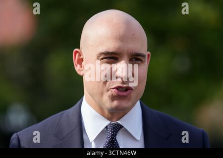 Washington, États-Unis. 07 octobre 2025. James Blair, chef de cabinet adjoint pour les affaires législatives, politiques et publiques, s’adresse à des invités à l’extérieur de l’aile ouest de la Maison Blanche à Washington, DC, le mardi 7 octobre 2025. (Photo de Aaron Schwartz/Sipa USA) crédit : Sipa USA/Alamy Live News Banque D'Images
