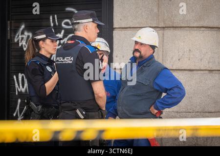 La police et les travailleurs lors de l'effondrement du bâtiment à Madrid le 07 octobre 2025 à Madrid, Espagne. (Crédit : Miguel Escavias/Alfa images/Alamy Live News) Banque D'Images