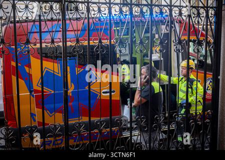 Services médicaux d'urgence dans l'ambulance lors de l'effondrement du bâtiment à Madrid le 07 octobre 2025 à Madrid, Espagne. (Crédit : Miguel Escavias/Alfa images/Alamy Live News) Banque D'Images