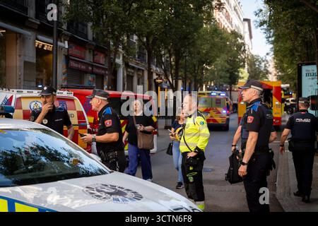 Plusieurs policiers et chef d'équipe SAMUR lors de l'effondrement du bâtiment à Madrid le 07 octobre 2025 à Madrid, Espagne. (Crédit : Miguel Escavias/Alfa images/Alamy Live News) Banque D'Images