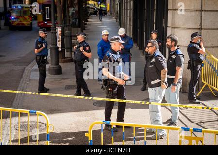 Effondrement d'un bâtiment à Madrid, Madrid, Espagne - 07 oct 2025 plusieurs policiers lors de l'effondrement d'un bâtiment à Madrid le 07 octobre 2025 à Madrid, Espagne. Crédit : Miguel Escavias/Alfa images Madrid Madrid Espagne Copyright : X x2025xMiguelxEscavias/AlfaxImagesx Banque D'Images