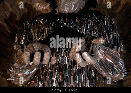 La sculpture Knife Angel exposée la nuit à Welwyn Garden City, Angleterre, Royaume-Uni. Il est fabriqué à partir de plus de 100 000 couteaux et lames. Banque D'Images