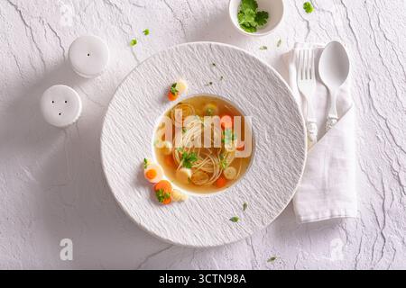 Soupe de bouillon exquise comme plats préparés par le chef cuisinier. Soupe de bouillon avec une décoration exquise. Banque D'Images
