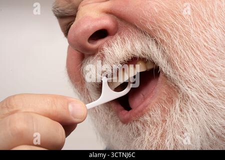 Brossage des dents. Gros plan sur le nettoyage dentaire. Entretien de la santé bucco-dentaire. Soins des dents blanches. Sourire sain. Brosse à dents. Hygiène et prévention. Dentiste bac Banque D'Images