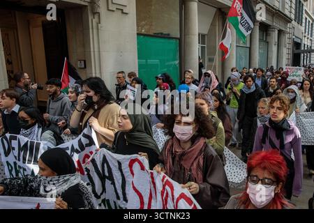Londres, Royaume-Uni. 7 octobre 2025. Les étudiants des universités londoniennes assistent à une « Marche inter-universitaire » pour marquer ce qu'ils ont décrit comme le « deuxième anniversaire du début du génocide à Gaza ». Des étudiants de plusieurs universités londoniennes ont assisté à la marche. Crédit : Mark Kerrison/Alamy Live News Banque D'Images