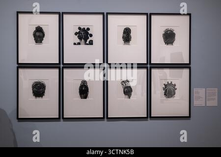 Londres, Royaume-Uni, 7 octobre 2025, le modernisme nigérian célèbre les réalisations des artistes nigérians travaillant avant et après la décennie de l'indépendance nationale de la domination coloniale britannique en 1960. Le modernisme nigérian raconte l’histoire des réseaux artistiques qui ont traversé Zaria, Ibadan, Lagos et Enugu, ainsi que Londres, Munich et Paris. Andrew Lalchan Photography/Alamy Live News Banque D'Images