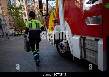 Madrid, Espagne. 07 octobre 2025. Un pompier de Madrid traverse le périmètre de sécurité, lors des opérations de recherche et de sauvetage suite à l'effondrement partiel d'un bâtiment de six étages en construction sur la rue Hileras, dans le centre de Madrid. Crédit : SOPA images Limited/Alamy Live News Banque D'Images