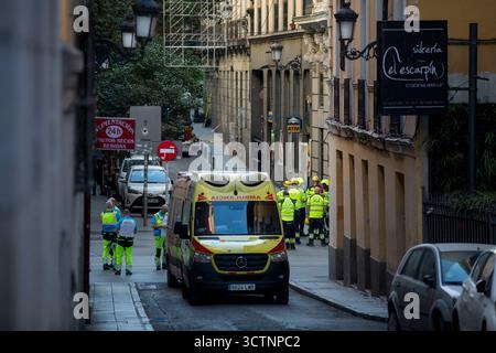 Madrid, Espagne. 07 octobre 2025. Le personnel d'urgence reste à l'intérieur du périmètre de sécurité pendant les opérations de recherche et de sauvetage suite à l'effondrement partiel d'un bâtiment de six étages en construction sur la rue Hileras, dans le centre de Madrid. (Photo de Luis Soto/SOPA images/SIPA USA) crédit : SIPA USA/Alamy Live News Banque D'Images