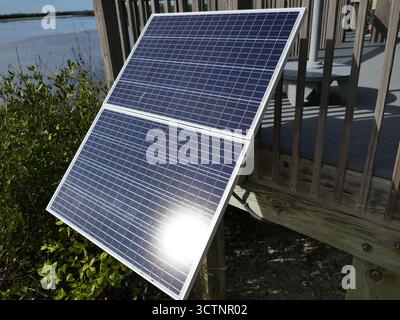 Petit panneau solaire pour l'énergie renouvelable sur plate-forme d'observation en bois dans la zone de conservation de la nature Banque D'Images