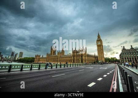 Big Ben et Westminster Bridge sous ciel nuageux - Londres, Royaume-Uni Banque D'Images