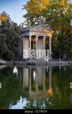 Temple d'Asclépius, lac de Villa Borghèse, Rome, Italie Banque D'Images
