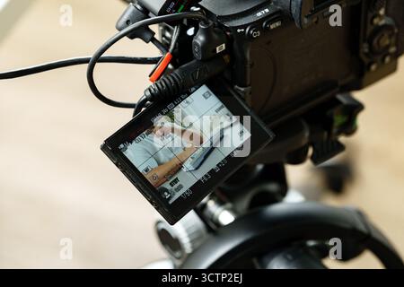 La configuration de la caméra se concentre sur le gros plan d'une personne démontrant une compétence pratique dans un cadre de studio Banque D'Images