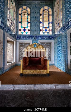 Un trône ottoman doré se trouve dans une salle carrelée bleue richement décorée à l'intérieur du Palais Topkapi à Istanbul, en Turquie Banque D'Images